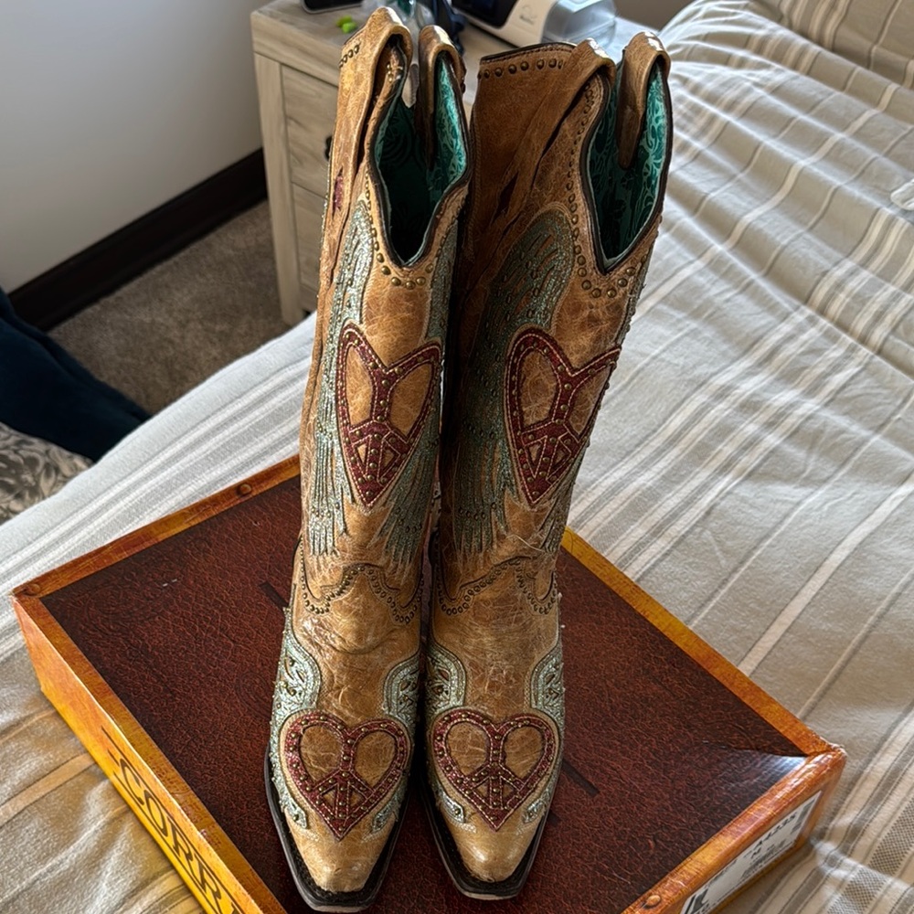 Women's Western Heart Embroidered Boots